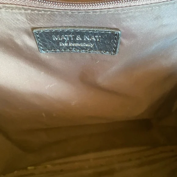 Matt n’ Nat bag in great condition. Made 100% from reused plastic water bottles.